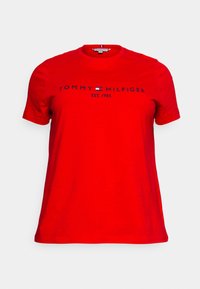 Rød bomulds t-shirt med rund hals, korte ærmer og trykt logo "TOMMY HILFIGER EST. 1985" i marineblå over brystet.