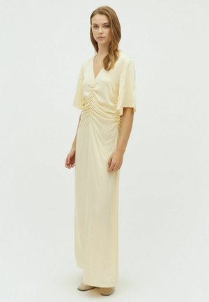 Długa żółta sukienka z dekoltem w serek, krótkimi rękawami i marszczeniami po bokach. Wykonana z gładkiej, lekkiej tkaniny.