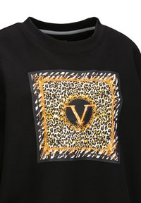 Zwarte sweatshirt met een opvallende luipaardprint in de vorm van een sierlijk gouden frame en een centraal ontwerp van de letter "V".