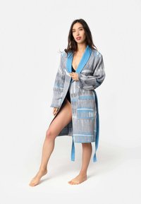Robe grigia e blu con motivo, colletto sciallato e cintura. Include tasche, design fino al ginocchio e tessuto testurizzato.