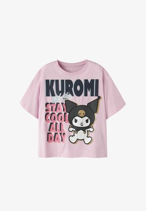 T-shirt rose à manches courtes avec le personnage Kuromi et le texte « KUROMI good vibes STAY COOL ALL DAY » en lettres noires et roses en gras.