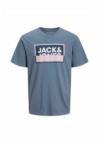 Blauwe katoenen t-shirt met korte mouwen, met een rechthoekig logo in wit en roze met marineblauwe accenten. Klassiek crew neck ontwerp.