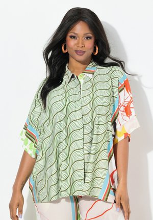 Chemise à manches courtes verte avec un motif ondulé, des accents multicolores et une fermeture à boutons. Tissu léger et texturé avec des détails vibrants.
