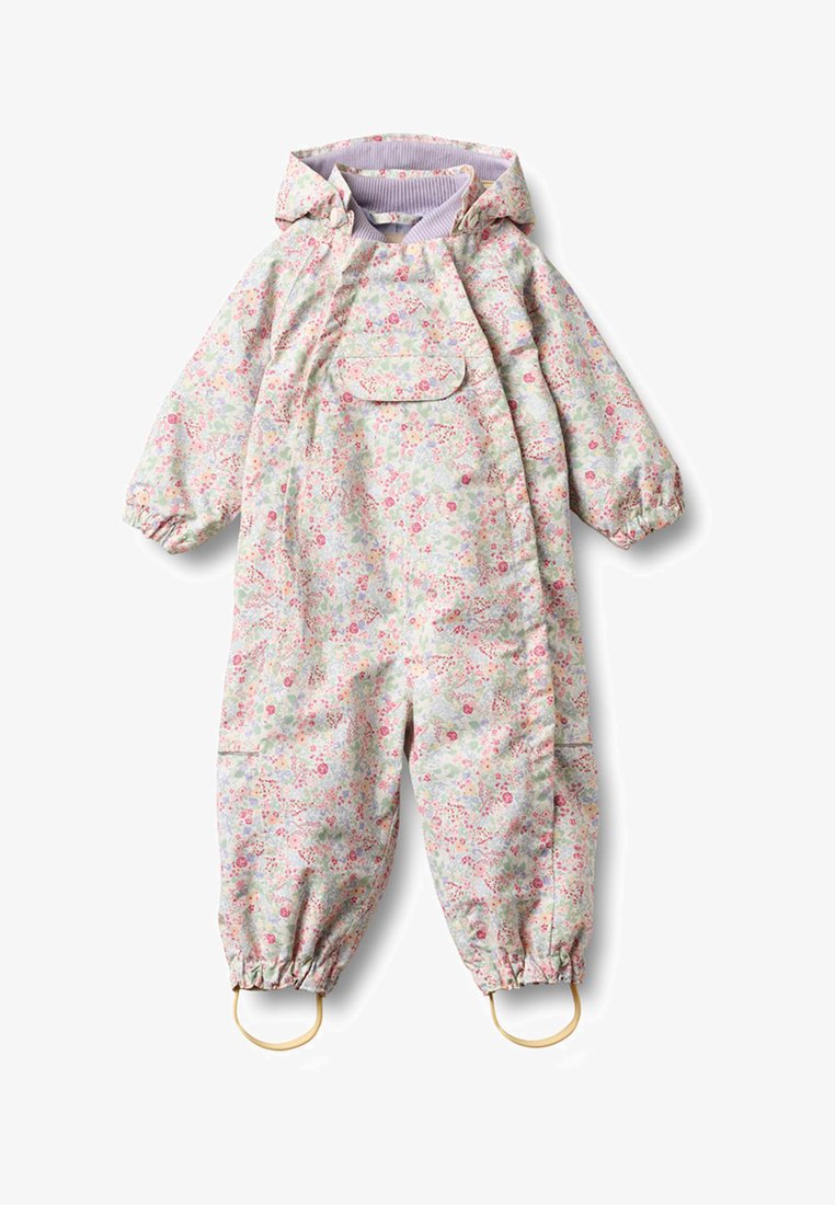 Detský overal s kapucňou, elastickými manžetami, popruhmi na nohy a ružovým kvetinovým vzorom na svetlej látke.