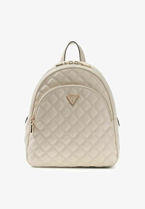 Sac à dos matelassé beige avec poche zippée à l'avant, ferrures dorées et plaque triangulaire du logo Guess à l'avant.