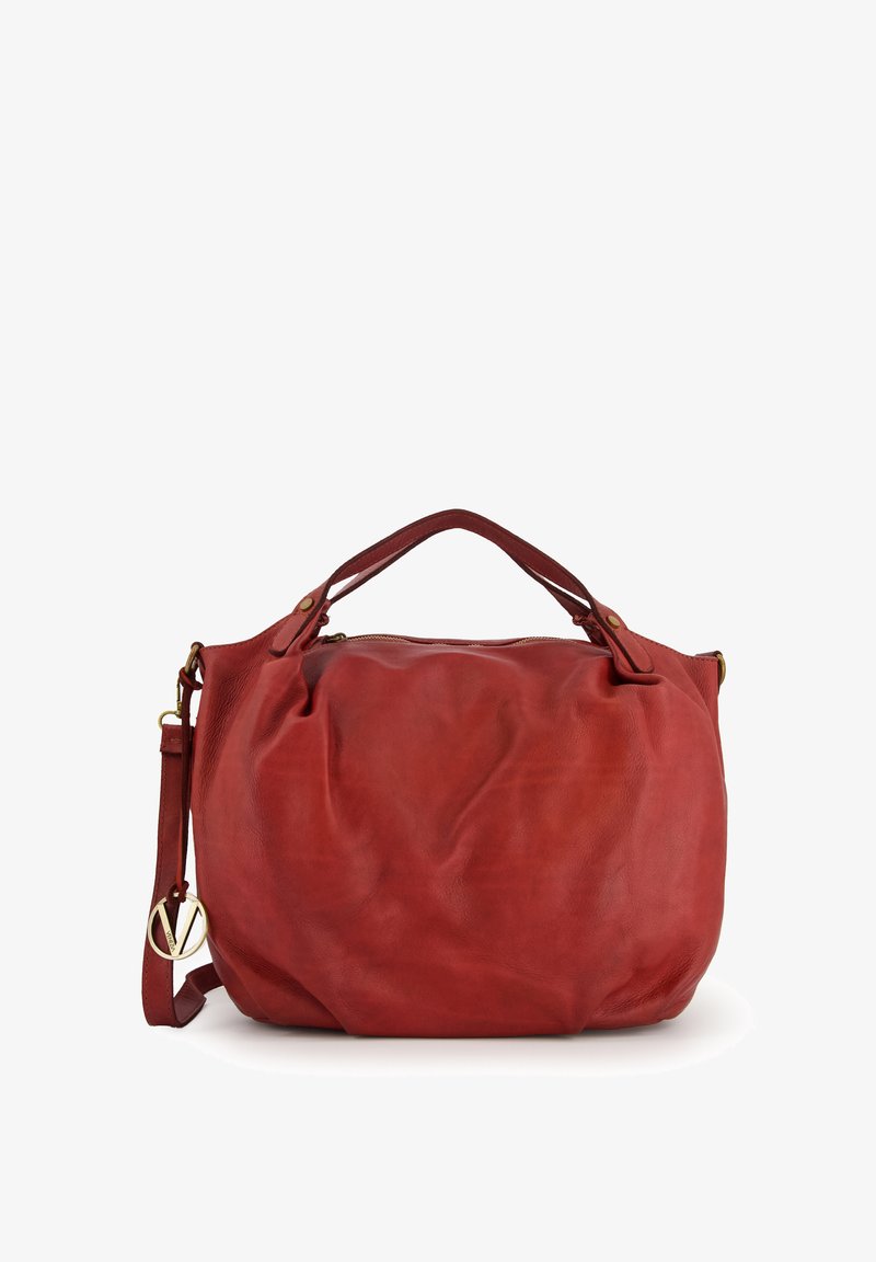 Sac à main en cuir rouge avec une surface douce et texturée, comportant des poignées doubles et une bandoulière amovible. Comprend des accents en métal doré.