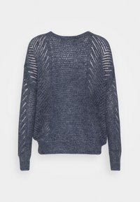 Maglione blu lavorato a maglia con motivi a punto aperto, maniche lunghe e scollatura arrotondata. Tessuto morbido e vestibilità rilassata.