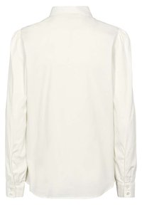 Biała koszula z długim rękawem wykonana z gładkiej tkaniny, z klasycznym kołnierzem, zapięciem na guziki przy mankietach oraz lekko marszczonymi rękawami.