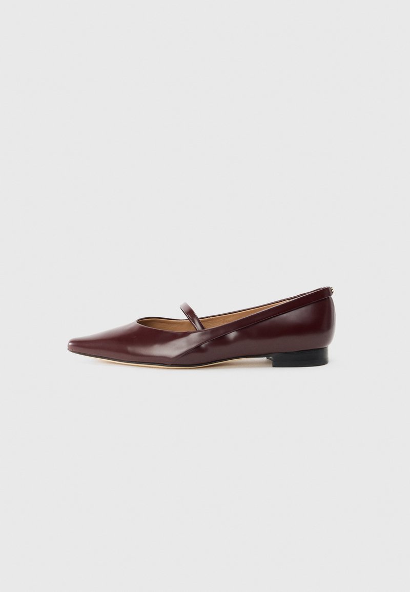 Bordeaux laktop leer platte schoen met een puntige neus en een decoratieve band over de wreef. Voorzien van een lage zwarte hak.