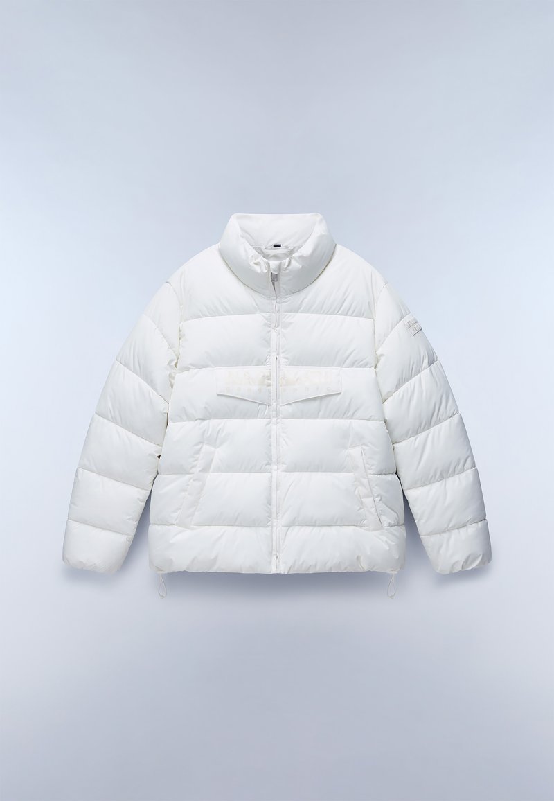 Biała kurtka puchowa z wysokim kołnierzem, zamkiem z przodu i dwoma bocznymi kieszeniami. Posiada poziomą panel na klatce piersiowej z wytłoczonym tekstem. Gładka tekstura.