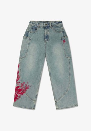 Jeans azzurri chiari a gamba larga con grandi tasche laterali e grafica di drago rosso sulla gamba sinistra vicino all'orlo.