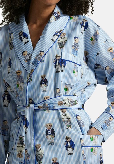 Blauwe gestreepte badjas met geïllustreerde beren in verschillende outfits. Opmerkelijke details zijn een riem, zak en contrasterende blauwe bies.