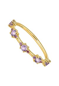 Anillo de oro con cinco piedras preciosas moradas engastadas en una banda lisa y contorneada, con piedras redondas y cuadradas, que exhibe monturas de garras.