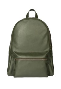 Zaino in pelle verde con forma arrotondata, superficie texture, manico superiore e tasca frontale con zip e dettagli in metallo.