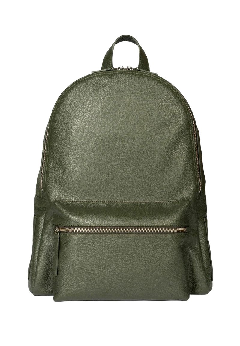 Zaino in pelle verde con forma arrotondata, superficie texture, manico superiore e tasca frontale con zip e dettagli in metallo.