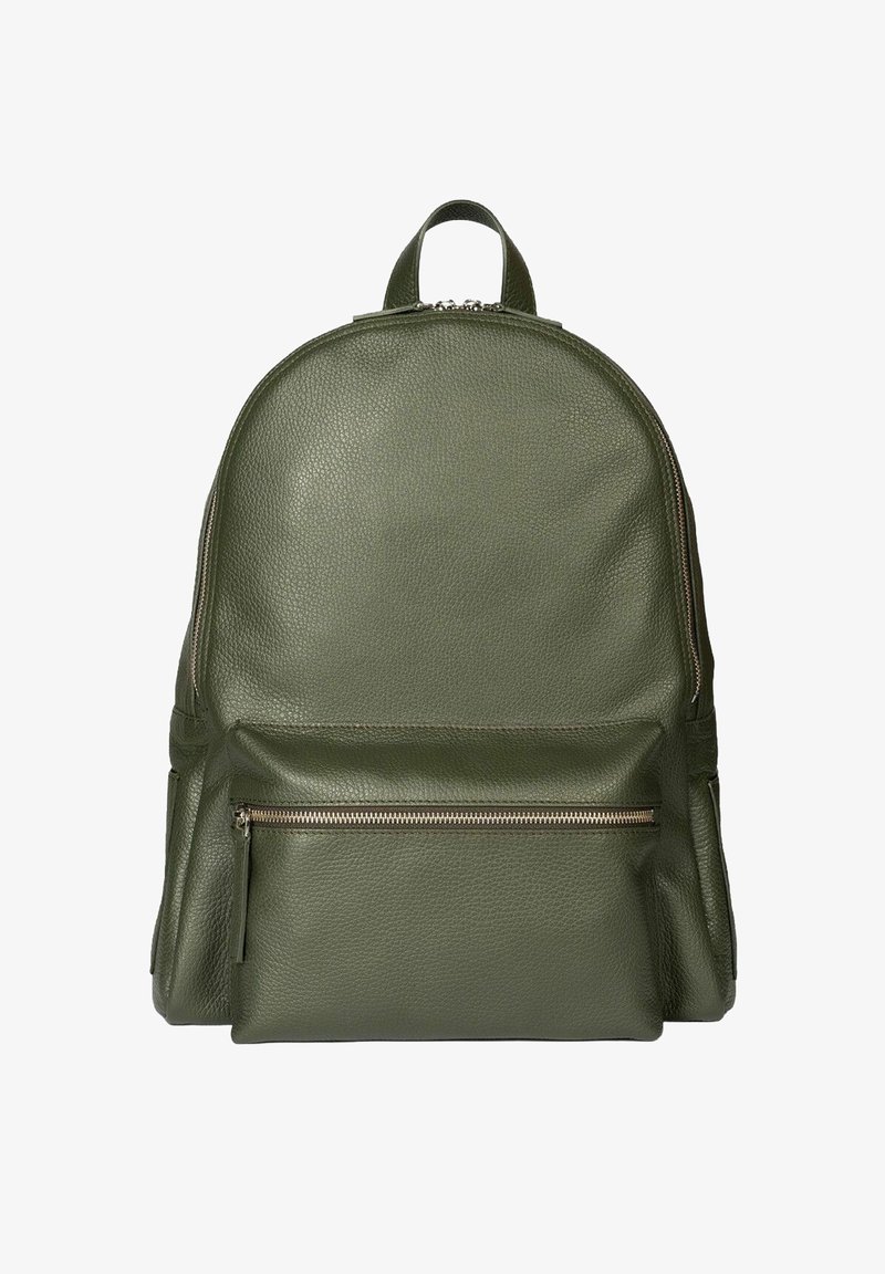 Zaino in pelle verde con forma arrotondata, superficie texture, manico superiore e tasca frontale con zip e dettagli in metallo.