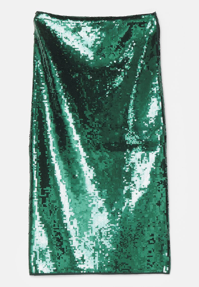 Zielona tkanina z cekinami osłonięta w prostokątny kształt, z błyszczącymi, refleksyjnymi fakturami i gładkim podkładem oraz czarnym wykończeniem u góry.