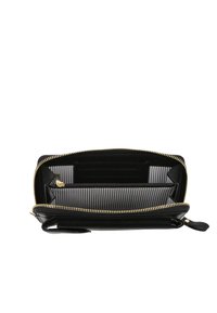 Portafoglio in pelle nera con chiusura a zip, dotato di più scomparti per carte, un rivestimento in tessuto a righe e dettagli in metallo dorato.