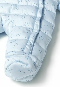 Gewatteerde blauwe jas met een driehoekig patroon, voorzien van een gladde textuur, ritssluiting en elastische manchetten voor warmte en comfort.