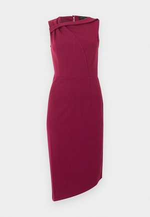 Robe magenta sans manches, longueur genou, avec un décolleté asymétrique et une silhouette ajustée sur fond blanc.