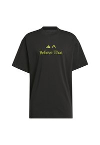 Sort bomulds-T-shirt med korte ærmer, der har gul tekst "Believe That." og logo-akcenter. Rund udskæring, afslappet pasform.