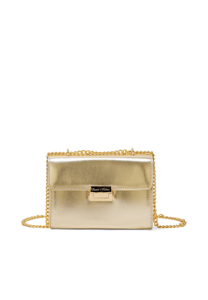 Borsa a tracolla in metallo dorato con forma rettangolare, tracolla a catena e chiusura a pattina con fermaglio. Texture liscia con dettagli di design minimi.