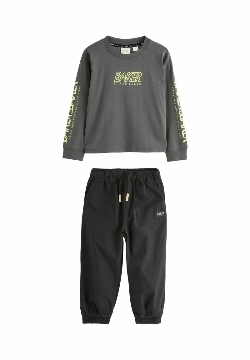 Dunkelgrauer Langarmpullover mit gelbem "Baker by Ted Baker"-Text und schwarzen Hosen mit elastischen Bündchen, Kordelzugbund und vorderen Taschen.