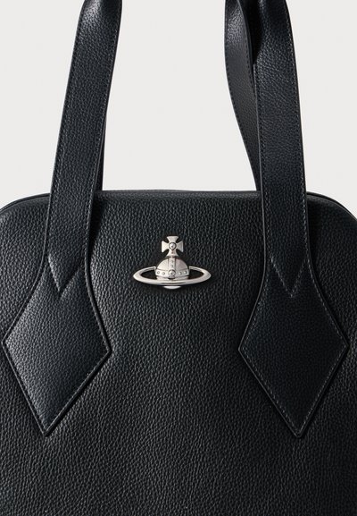 Μαύρη δερμάτινη τσάντα χειρός με διακοσμητικά σε σχήμα διαμαντιού και ασημένιο έμβλημα. Επιφάνεια με υφή, ανθεκτικές λαβές και δομημένο σχήμα.