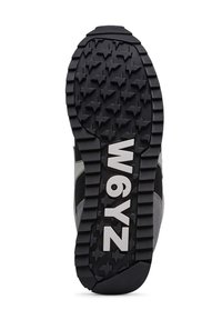 Suola della sneaker nera con un motivo di grip testurizzato che presenta forme di stella, accentuata con la scritta bianca "W6YZ" al centro.