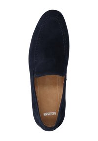 Marine blauwe suède instap schoenen met een gladde textuur, zichtbare stiksels langs de neus en een leren zool. De zool is plat en onopvallend.