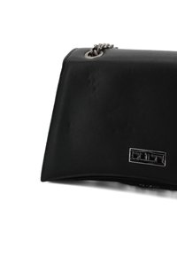 Borsa a tracolla in pelle nera con un design strutturato, dotata di una catena in argento e un dettaglio metallico con marchio sulla parte anteriore.