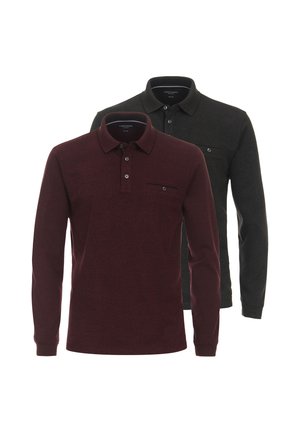 To langærmede polo-shirts, en mørkerød foran og en mørkegrå bagved, begge med brystlommer med knapper.