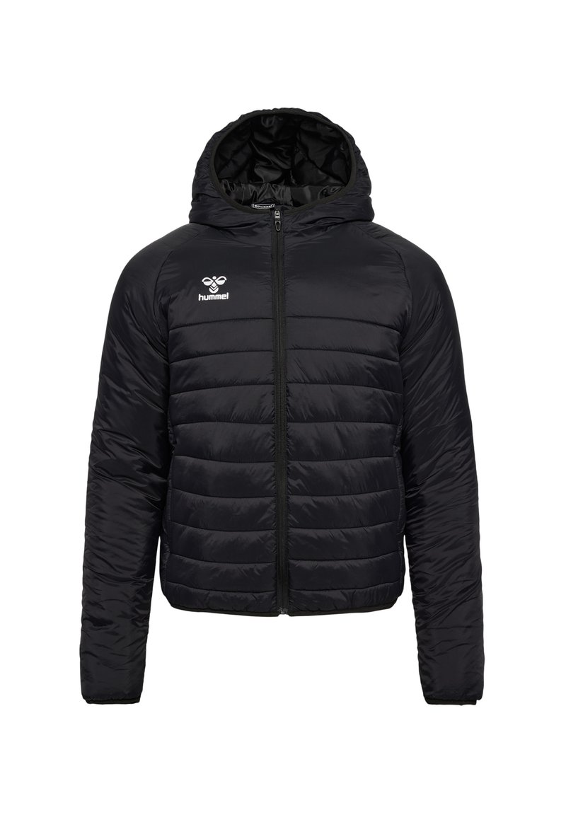 Svart puffjacka med dragkedja fram, huva och quiltad design. Har en logotyp på bröstet och textil med struktur för isolering.