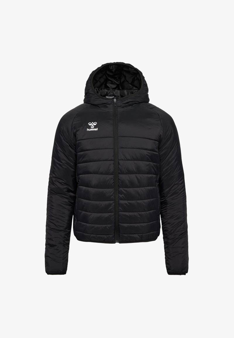 Sort pufferjakke med lynlås foran, hætte og quiltet design. Har et logo ved brystet og tekstilmateriale til isolering.