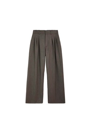 Pantalones grises de talle alto con pernera ancha, rayas verticales finas y pliegues en la cintura, con pasadores para cinturón y cierre frontal con cremallera.