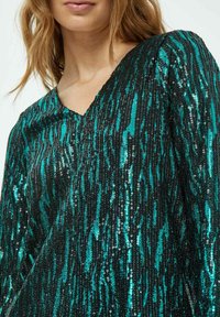 Minus CAIA V-NECK SHORT GLITTER  - Koktailové šaty/večierkové šaty - jade green