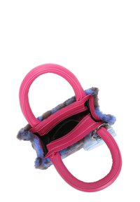 Kleine handtas met roze leren handvatten, pluizige grijze en blauwe accenten en een zwarte binnenkant. Bevat twee compartimenten en een ritszak.