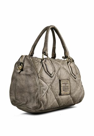Borsa a mano in pelle trapuntata grigia con due manici e una targhetta metallica del marchio sul lato decorata con borchie e testo.