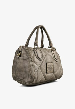 Bolso de mano de cuero acolchado gris con dos asas y una placa metálica de la marca en el lateral decorada con remaches y texto.