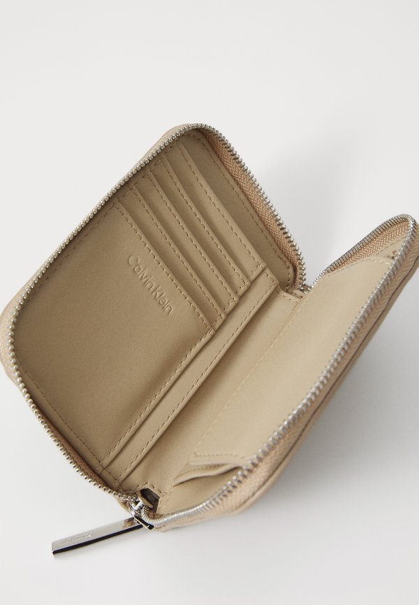 EMBOSSED LOGO MEDIUM ZIP AROUND - Wallet - crockery4