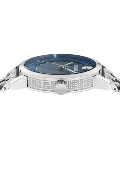 Srebrny zegarek ze stali nierdzewnej z niebieską teksturowaną tarczą, trzema wskazówkami i wzorzystą lunetą. Posiada okrągłe szkło i bransoletę siatkową.