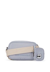 Ljusblå rektangulär crossbody-väska gjord av mjukt material med ett beige band. Har en präglad "KARL LAGERFELD"-logotyp och en liten bifogad ficka.