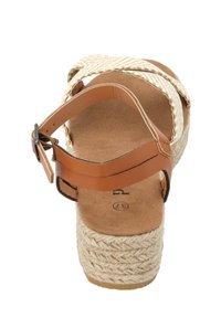 Sandali con cinturino in pelle marrone, tacco a cuneo in juta intrecciata, soletta in suede beige e cinturino regolabile alla caviglia per una vestibilità sicura.