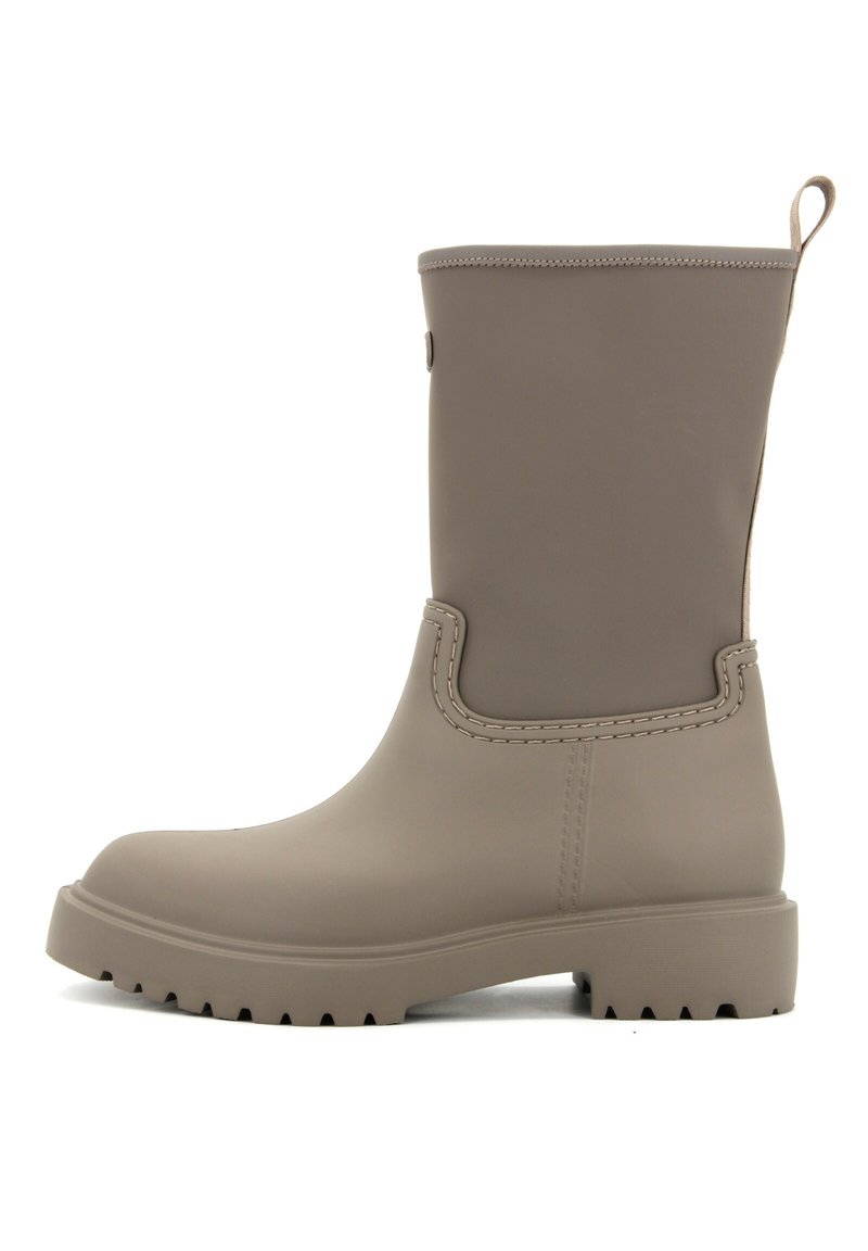 Beige Gummiregenstiefel mit strukturiertem Schaft, runder Zehenpartie und rutschfester Sohle. Verfügt über eine Zuglasche und gestickte Akzente an den Seiten.