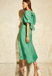 Lipsy PUFF SLEEVE TIE BACK MIDAXI  PETITE - Nappali ruha - green