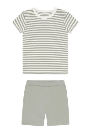 Maglietta a maniche corte con strisce orizzontali grigie e bianche abbinata a pantaloncini grigio chiaro tinta unita, disposti su uno sfondo bianco.