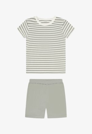 Kurzärmeliges grau-weiß gestreiftes T-Shirt mit horizontalen Streifen, kombiniert mit einfarbigen hellgrauen Shorts, flach auf weißem Hintergrund ausgelegt.