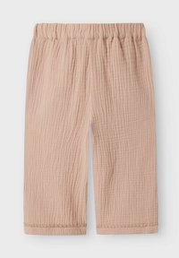 Shorts rose clair en tissu texturé avec un motif côtelé, dotés d'une taille élastique et de bords ourlés.