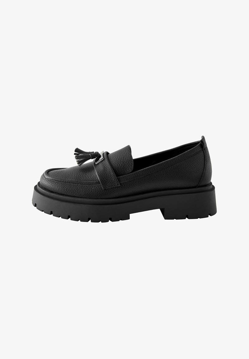 Schwarzer Lederloafer mit strukturiertem Obermaterial, Fransenverzierung an der Vorderseite, stabilem schwarzen Gummisohle und breitem Absatz für zusätzlichen Höhe.