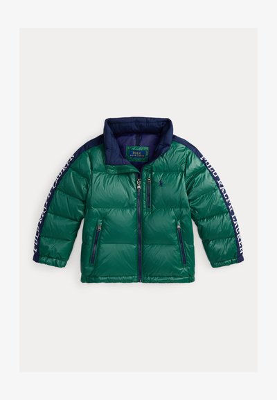 Πουκάμισο puffer σε πράσινο χρώμα με ναυτικές λεπτομέρειες. Διαθέτει τσέπες με φερμουάρ, ψηλό γιακά και λογότυπο κατά μήκος των μανικιών. Λείο, γυαλιστερό τελείωμα.